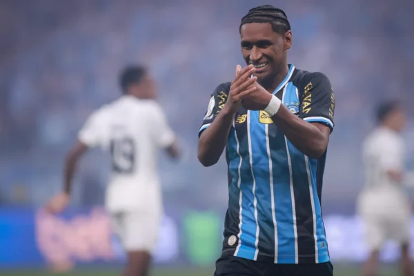 Grêmio sem Tetê: lesão no quadril abre disputa no ataque para duelo decisivo