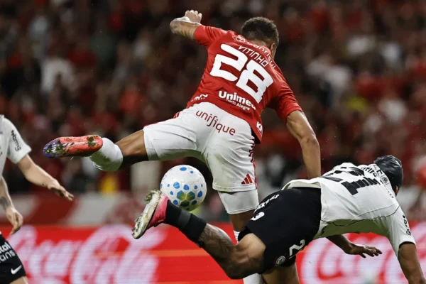Apagão no 2º tempo: Corinthians perde para o Inter e se complica na Copa do Brasil