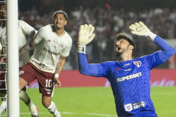 São Paulo cochila no 2º tempo, empata com Coritiba e segue sem vencer no Brasileirão