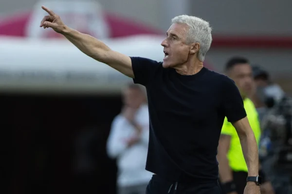 Luís Castro critica cobranças, mas esquece o verdadeiro problema no Grêmio