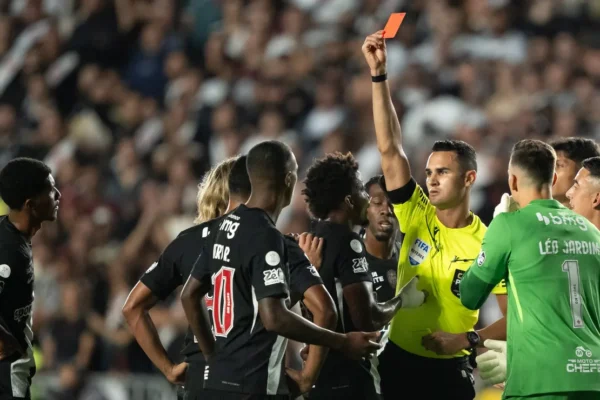 PC de Oliveira aponta erro grave na expulsão de Barros e dispara contra arbitragem