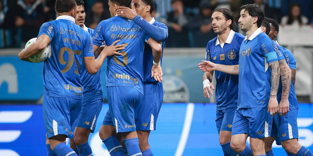 Grêmio vira sobre a Chape após gol polêmico e respira no Brasileirão