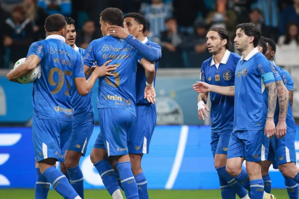 Grêmio vira sobre a Chape após gol polêmico e respira no Brasileirão