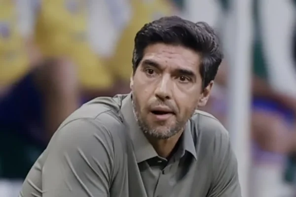 Abel Ferreira ajusta Palmeiras, muda tática e Verdão atropela Fortaleza