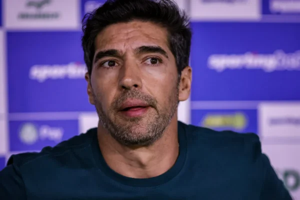 Abel Ferreira alfineta imprensa após derrota e explica falhas defensivas