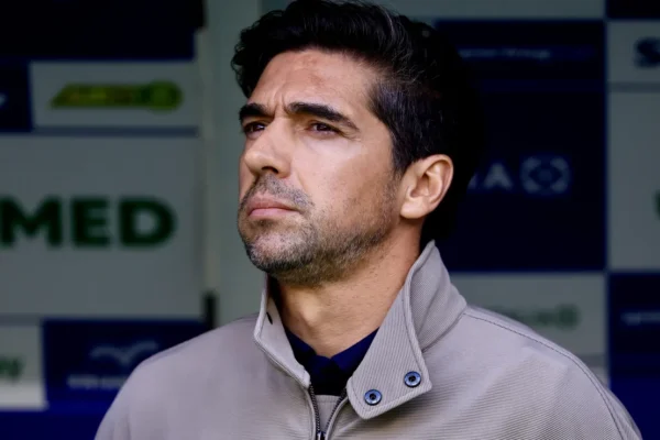 Abel Ferreira detona arbitragem e expõe problema físico de Vitor Roque no Palmeiras