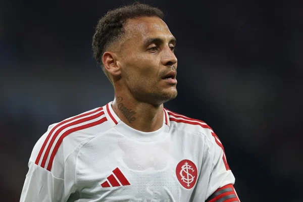 Internacional recua, segura Alan Patrick e define permanência após reviravolta
