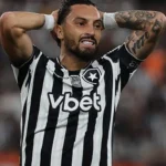 Botafogo cede empate ao Flu no fim e se complica no clássico