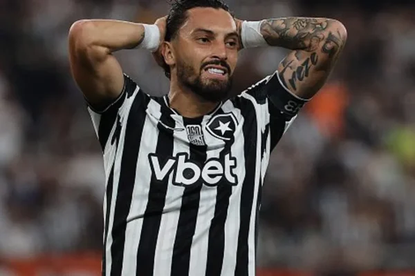 Botafogo cede empate ao Flu no fim e se complica no clássico