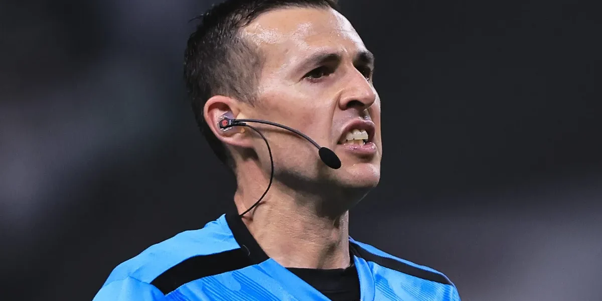 VAR chama, mas árbitro mantém decisão e não marca pênalti em Rosario Central x Corinthians