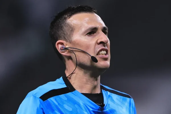 VAR chama, mas árbitro mantém decisão e não marca pênalti em Rosario Central x Corinthians