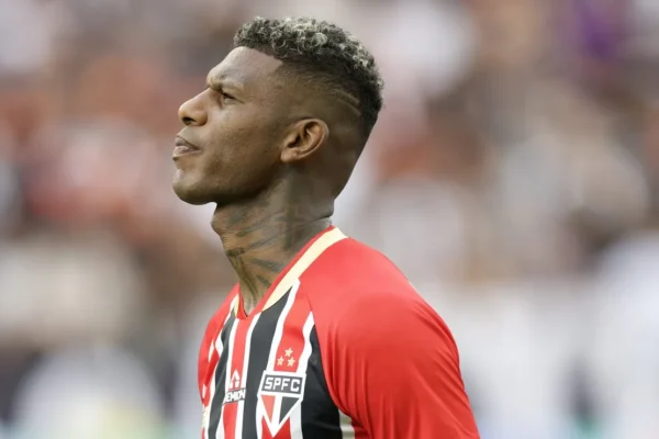 Arboleda marca e celebra com a torcida: virada de chave no São Paulo?