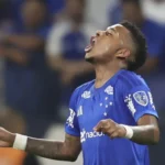 Arroyo brilha, mas Flamengo busca empate e decisão fica para o Maracanã