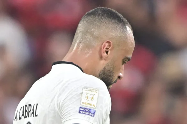 PC Oliveira aprova anulação de gol de Arthur Cabral em Flamengo x Botafogo