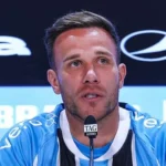 Santos sonha com Arthur, mas salário e punição travam o negócio