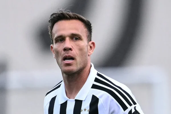 Arthur livre no mercado: Flamengo, Santos e São Paulo entram na briga pelo volante