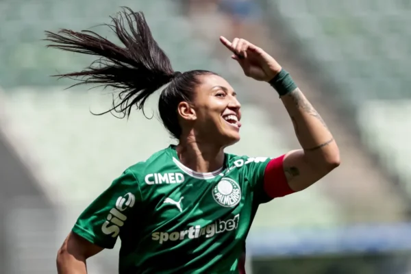 Bia Zaneratto brilha, Palmeiras vence Inter e cola no topo do Brasileirão Feminino