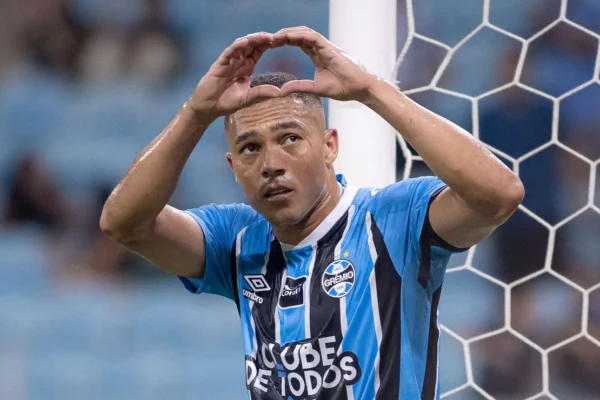 Grêmio: Carlos Vinícius entre a crise financeira e a artilharia