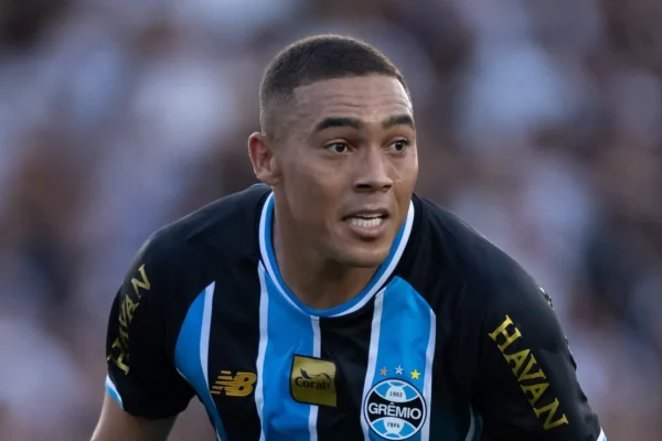 Grêmio fecha elenco e foca em vender Gabriel Mec e renovar com Carlos Vinícius