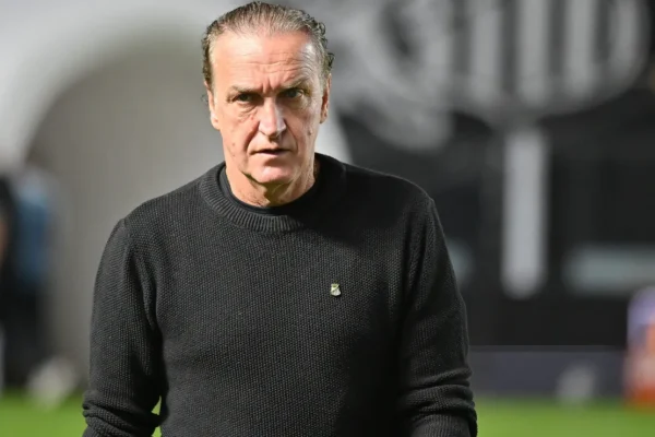 Cuca mantém postura conservadora, mas Santos avança na Copa do Brasil
