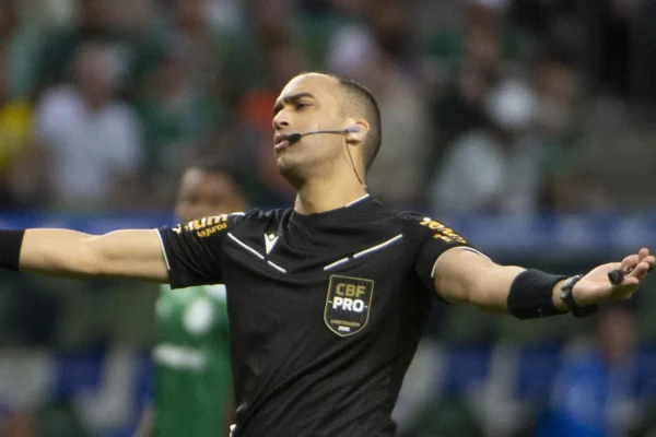 Renata Ruel analisa polêmica no Palmeiras x Inter e justifica cartão amarelo de Allan