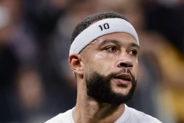 Depay topa corte de R$ 25 mi e renovação com Corinthians engrena