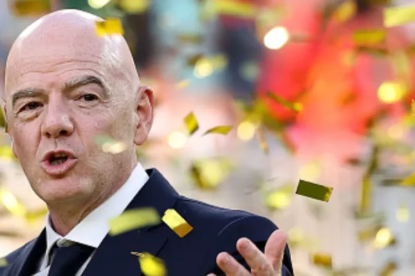 Fifa endurece discurso e blinda Infantino em meio à crise com a Uefa