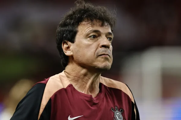 Diniz falha taticamente, Corinthians perde para o Inter e se complica na Copa do Brasil