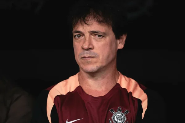Diniz detona gramado da Arena e Corinthians corre atrás de solução urgente