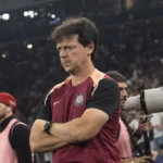 Diniz mexe no time, mas Corinthians tropeça diante do Coritiba e cai na tabela