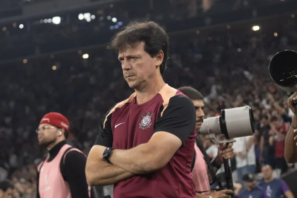 Diniz mexe no time, mas Corinthians tropeça diante do Coritiba e cai na tabela