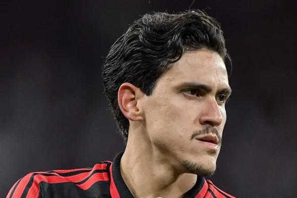 Pedro na mira do Trabzonspor: clube de Salah oferece 4x o salário do Flamengo