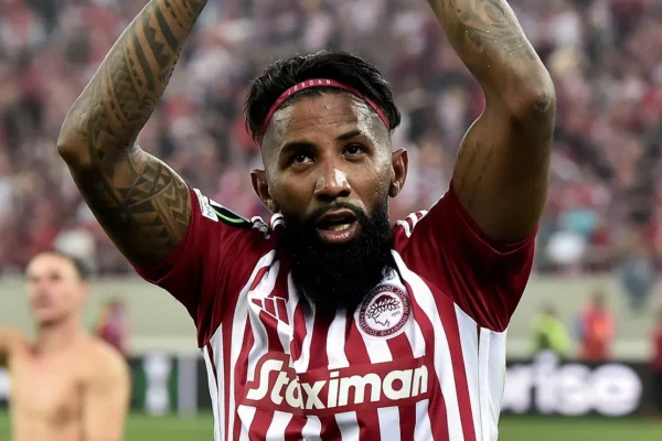 Santos garante Rodinei, ex-Flamengo, em acordo de dois anos e meio