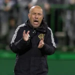 Jardim detona gramado do Maracanã e exalta fase mágica de Lino no Mengão