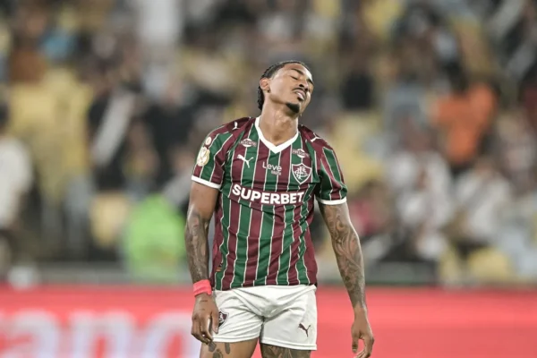 John Kennedy rompe ligamento do joelho e desfalca o Fluminense por meses
