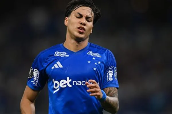 Kaio Jorge perde gol incrível, Danilo salva e Flamengo vence Cruzeiro no Mineirão