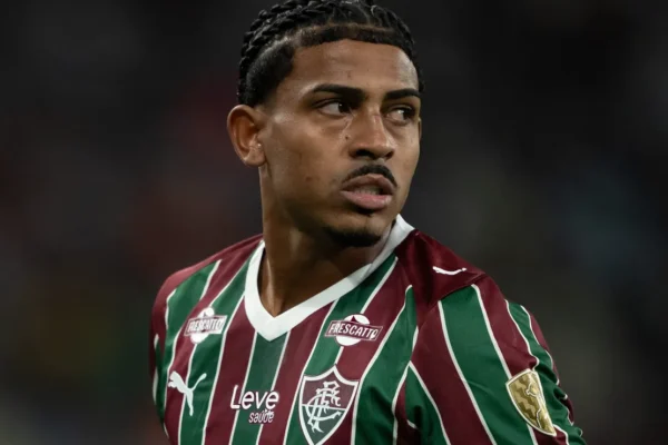 John Kennedy lesiona o joelho e preocupa Fluminense para o resto da temporada