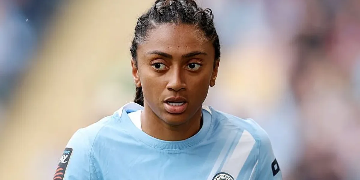 Kerolin: da doping e lesão ao topo do futebol feminino