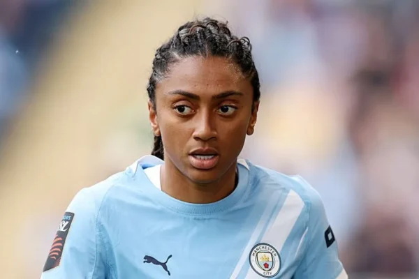 Kerolin: da doping e lesão ao topo do futebol feminino