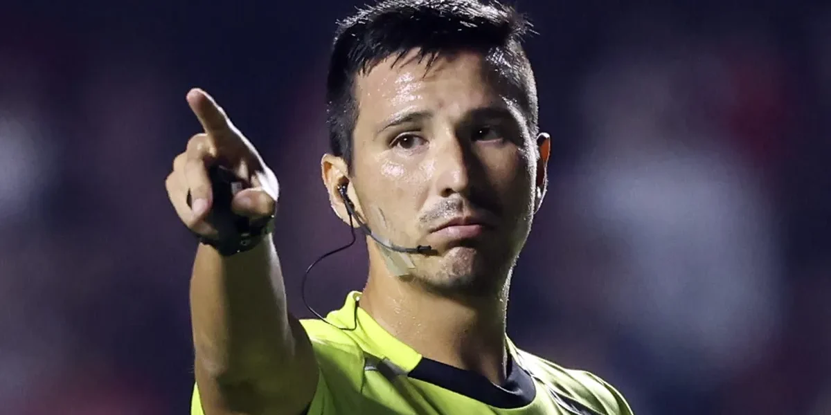 VAR decide: pênalti polêmico garante São Paulo nas quartas da Sul-Americana