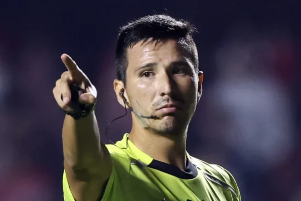 VAR decide: pênalti polêmico garante São Paulo nas quartas da Sul-Americana
