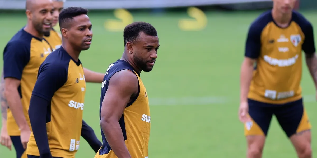 Luan no Santos? Cuca e diretoria analisam volante após oferta no mercado
