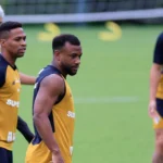 Luan no Santos? Cuca e diretoria analisam volante após oferta no mercado