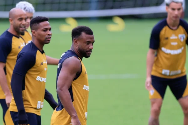 Luan no Santos? Cuca e diretoria analisam volante após oferta no mercado