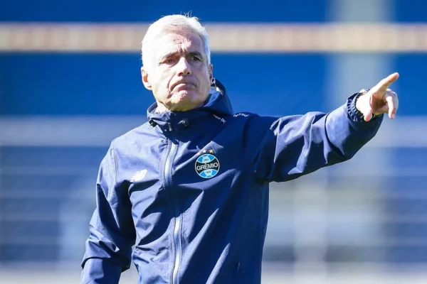 Grêmio repete escalação contra São Paulo e segue sem reforços