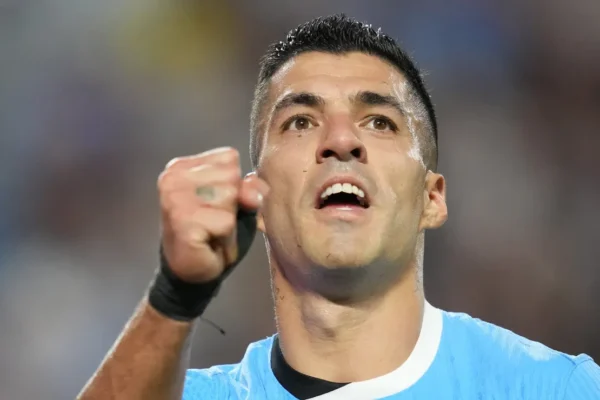 Forlán abre as portas: Luis Suárez pode voltar à Seleção Uruguaia?