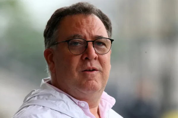 Santos quebra silêncio e desmente boatos sobre demissões por críticas à diretoria