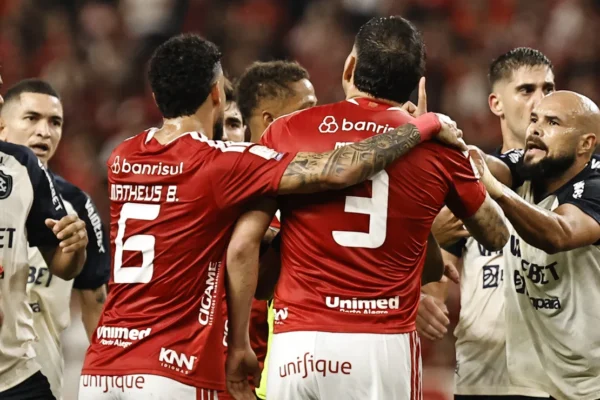 Maripán explode com Picco após chute polêmico em Bruno Henrique; veja o lance