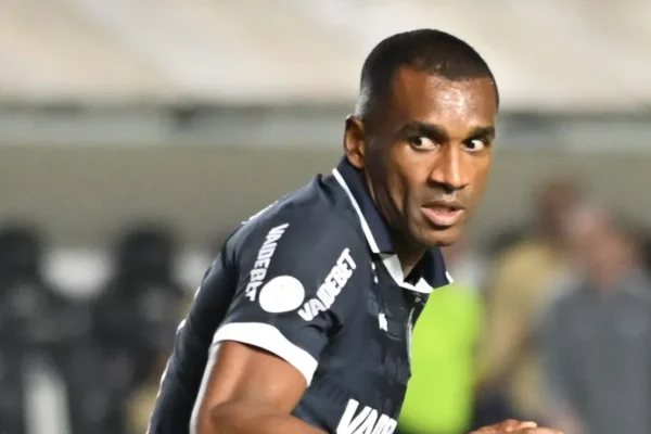 Daronco expulsa Marllon após VAR e torcida explode: ‘contra o menor’