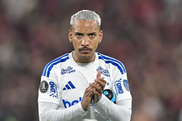 Matheus Pereira minimiza provocações com Jorginho: ‘Faz parte do jogo’